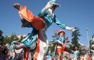 Murgas traditionally dress in shiny outfits with hats and gloves / source