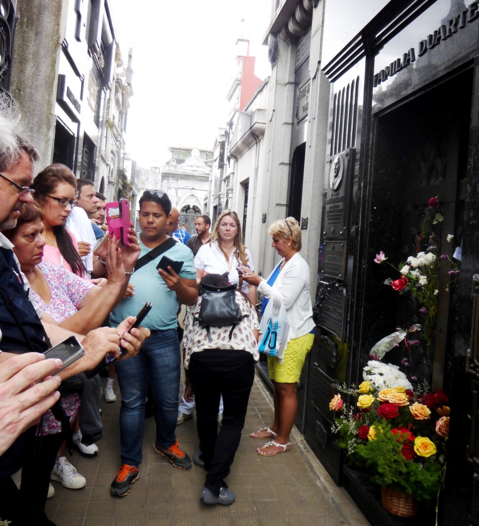 Touristes devant la tombe d'Eva Perón