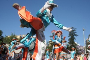 Passistas de Murgas tradicionalmente se vestem com roupas brilhantes, chapéus e luvas / fonte