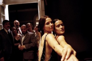 salma-hayek-ed-ashley-judd-in-una-scena-di-frida-14408